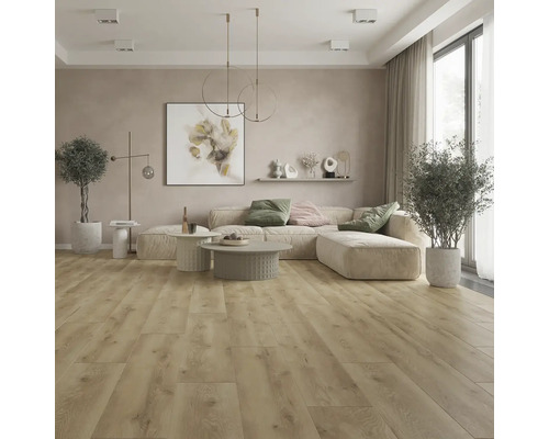 Obývacia izba so svetlou drevenou podlahou, sedačkou a dekoráciou