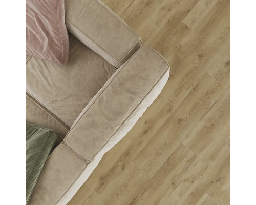 Detailný záber pohovky na drevenej podlahe