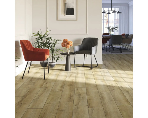 Svetlá obývacia izba s laminátovou podlahou s dreveným vzhľadom, dvoma stoličkami a odkladacím stolíkom