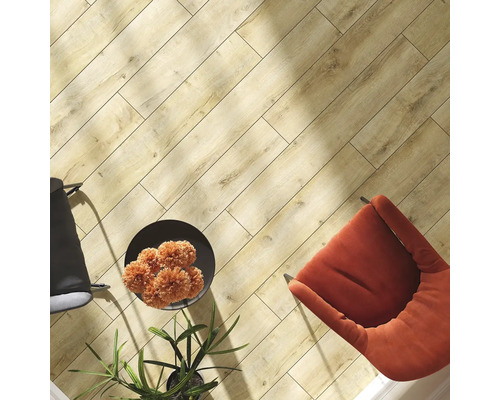 Ukladanie drevených podlahových dlaždíc v miestnosti so stoličkami a dekoráciami