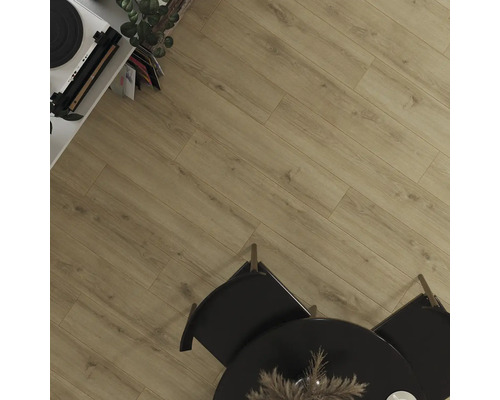 Podlahové dlaždice v obývacej izbe s dreveným vzorom