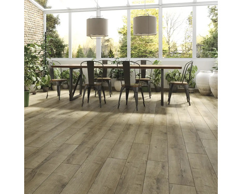 Svetlá miestnosť s jedálenským stolom, stoličkami a dlažbou s dreveným vzhľadom