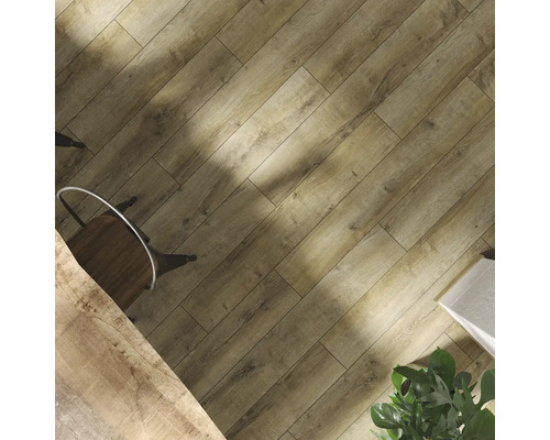 Pohľad na miestnosť s podlahovými dlaždicami so vzhľadom dreva, stoličkou a izbovou rastlinou