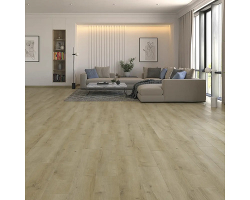 Obývacia izba so svetlou drevenou podlahou, gaučom, stolom a dekoráciami