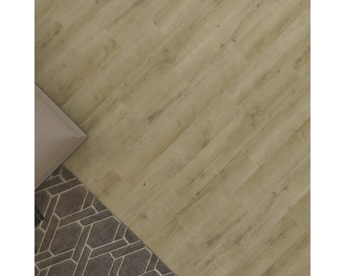 Položená podlahová krytina s vzhľadom dreva a koberec v miestnosti