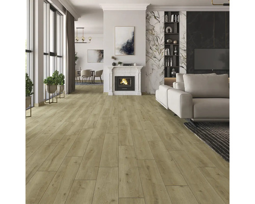 Obývacia izba so svetlou drevenou podlahou, krbom a moderným nábytkom