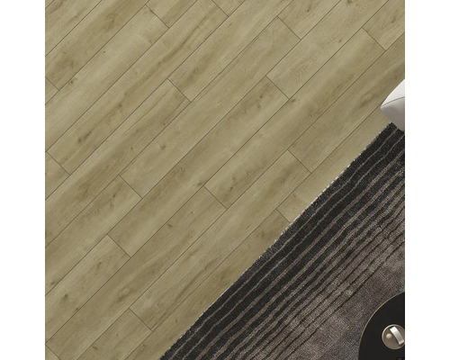 Interiér s laminátovou podlahou a kobercom