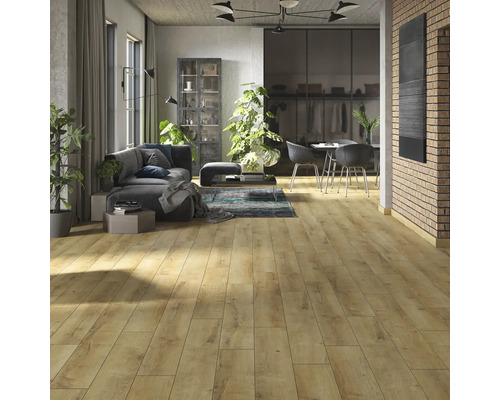 Obývacia izba s drevenou laminátovou podlahou, pohovkou a regálmi pre moderné bývanie.