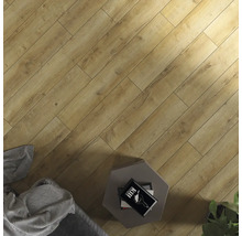 Položená laminátová podlaha v miestnosti s príručným stolíkom a dekoráciou