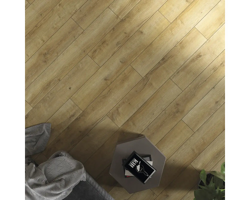 Položená laminátová podlaha v miestnosti s príručným stolíkom a dekoráciou