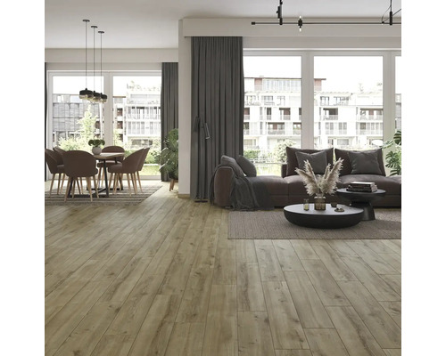 Svetlá obývacia izba s drevenou podlahou, jedálenským sedením a priestorom na sedenie.