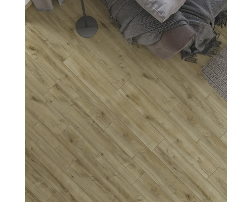 Laminátová podlaha s dreveným dekórom položená v obývacej izbe