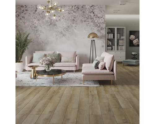 Obývacia izba s pohovkou, konferenčným stolíkom, stojacou lampou, kobercom a drevenou podlahou