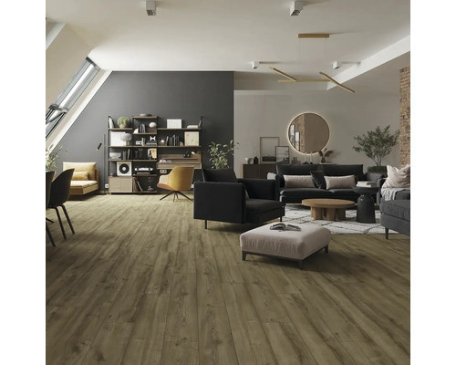 Svetlá obývacia izba s drevenou podlahou, pohovkou, kreslom, knižnicou a denným svetlom