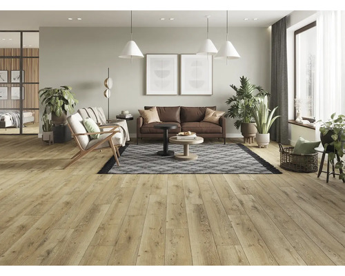 Svetlá obývacia izba s drevenou podlahou, pohovkou, kreslami a rastlinami