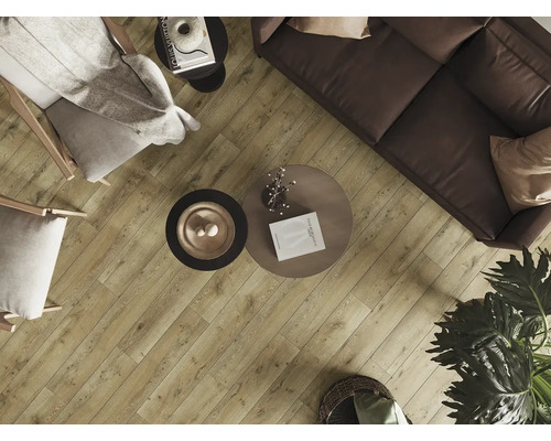 Svetlá obývacia izba s drevenou podlahou, pohovkou, kreslami a stolmi z vtáčej perspektívy