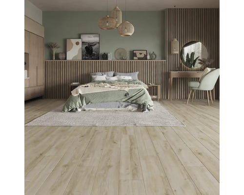 Svetlá spálňa s posteľou, kobercom a drevenou podlahou