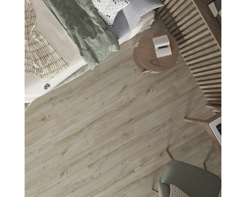 Pohľad na spálňu so svetlohnedou drevenou podlahou, posteľou, nočným stolíkom a stoličkou