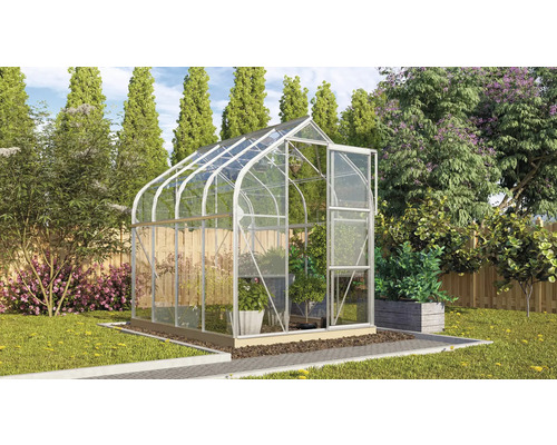 Skleník v záhrade s otvorenými dverami.