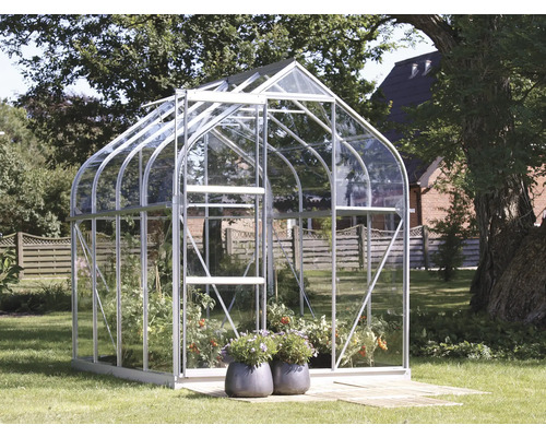 Skleník s rastlinami v záhrade