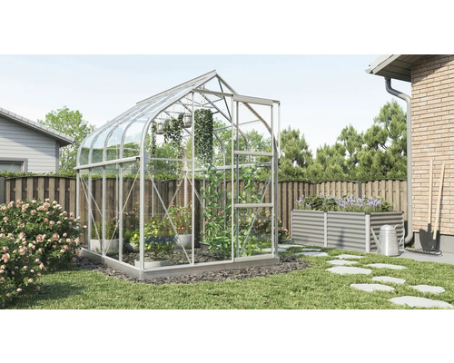 Skleník v záhrade s rastlinami a zeleninou