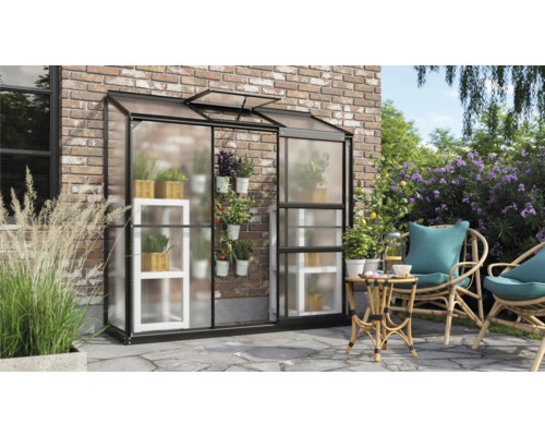 Skleník s policami a rastlinami vedľa posedenia na terase