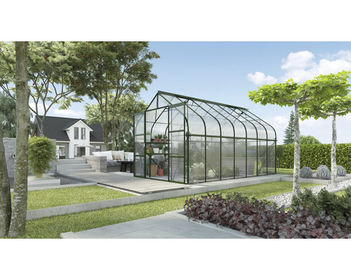 Skleník v záhrade s policami na rastliny a záhradným náradím