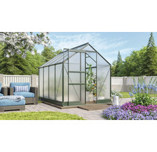 Skleník s rastlinami v záhrade