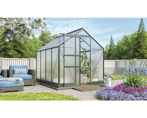 Skleník s rastlinami v záhrade