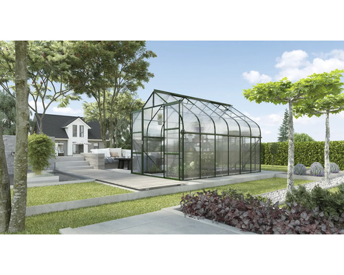 Skleník v záhrade s domom v pozadí
