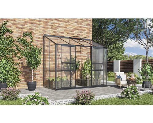 Skleník s rastlinami v záhrade