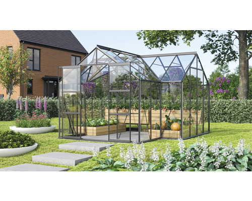 Skleník s rastlinami v záhrade.