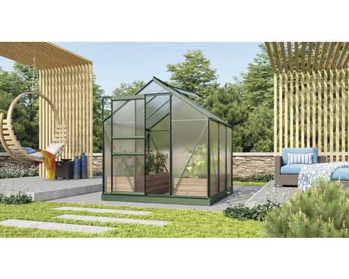 Záhradný pohľad so skleníkom, závesným kreslom a posedením