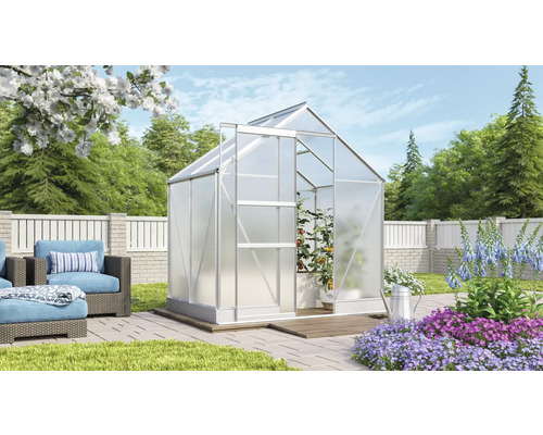 Skleník s otvorenými dverami v záhrade