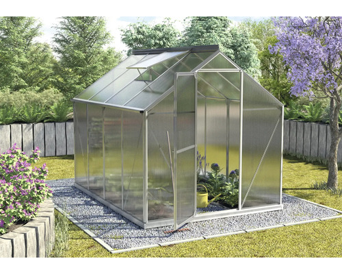 Skleník s otvorenými dverami v záhrade