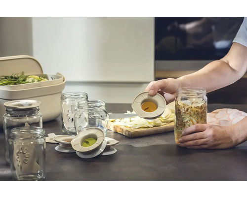 Kuchynská scéna so zaváracími pohármi, fermentačnými závažiami a nádobou na zeleninu