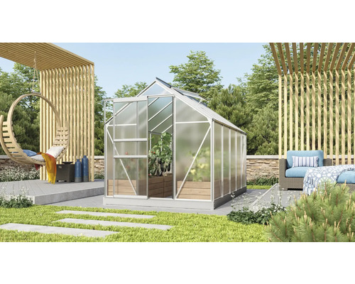 Skleník v záhrade so záhradným nábytkom a dekoráciou.