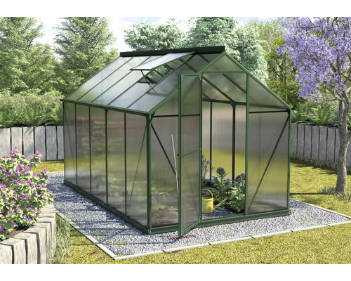 Skleník v záhrade s otvorenými dverami a strešným oknom