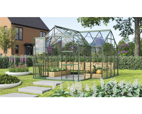 Skleník v záhrade s rastlinami v drevených debnách