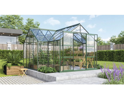 Skleník v záhrade s rastlinami a záhradným nábytkom.