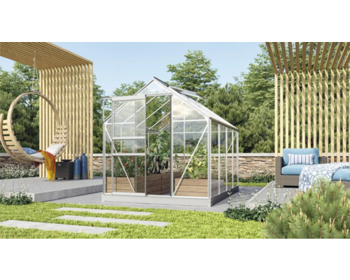 Skleník v záhrade s visiacim kreslom a posedením