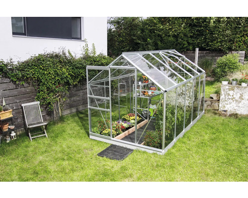 Skleník s rastlinami v záhrade