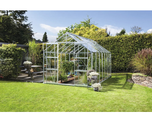 Skleník na záhrade s rastlinami