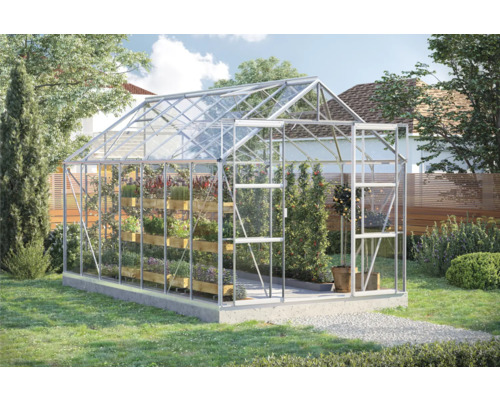 Skleník s policami na rastliny v záhrade