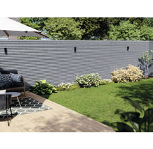 Záhrada s moderným plotom, trávnikom a posedením na drevenej terase