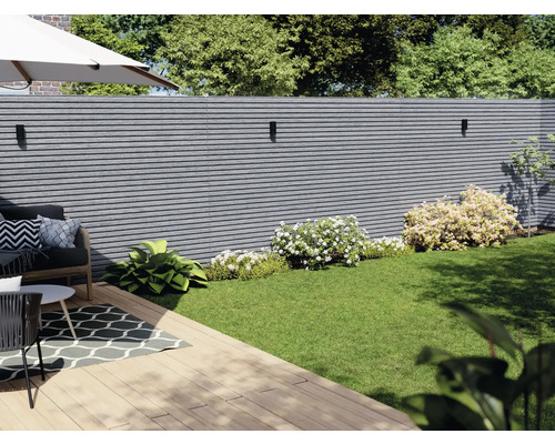 Záhrada s moderným plotom, trávnikom a posedením na drevenej terase