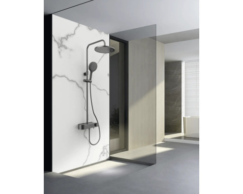 Sprchový systém s hlavovou a ručnou sprchou v modernej kúpeľni.