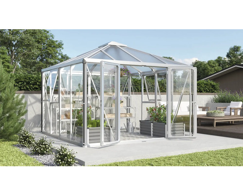 Skleník s rastlinami a regálmi v záhrade