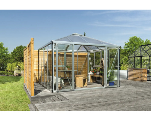 Skleník s hliníkovým rámom a dreveným obkladom na terase