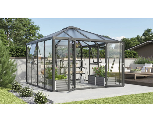 Skleník s policami na rastliny a otvorenými dverami v záhrade